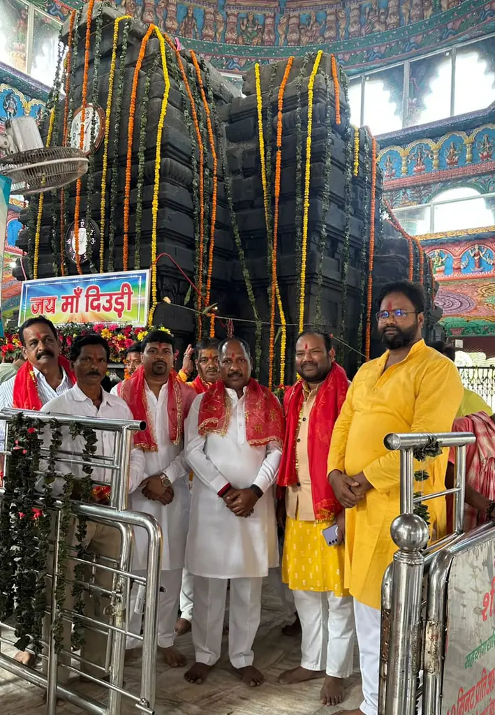 ारखंड में भाजपा संगठन महामंत्री पवन साय ने तमाड़ के दिउड़ी मंदिर में पूजा-अर्चना की