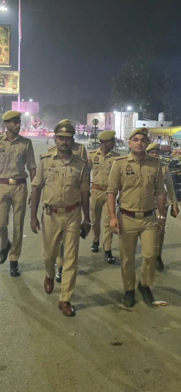 नवरात्र और दशहरा पर्व को लेकर अस्पताल चौकी प्रभारी अंजनी सिंह ने किया पैदल गश्त, सुरक्षा व्यवस्था का लिया जायजा