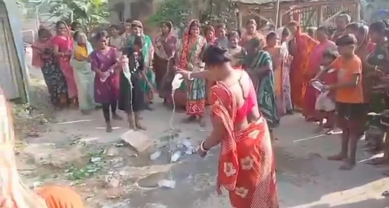 কুলেপোতায় বাড়িতে বেআইনি  মদ বিক্রি করায় এক ব্যক্তির বাড়িতে ভাঙচুর চালালো মহিলারা ঘটনায় পুলিশ ঐ বিক্রেতাকে আটক করে