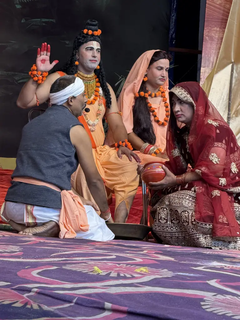 सरस्वती राम लीला मंच खोखा मार्केट तलवाड़ा में आज केवट की नोखा ने श्री सीताराम लक्ष्मण को पार करवाया
