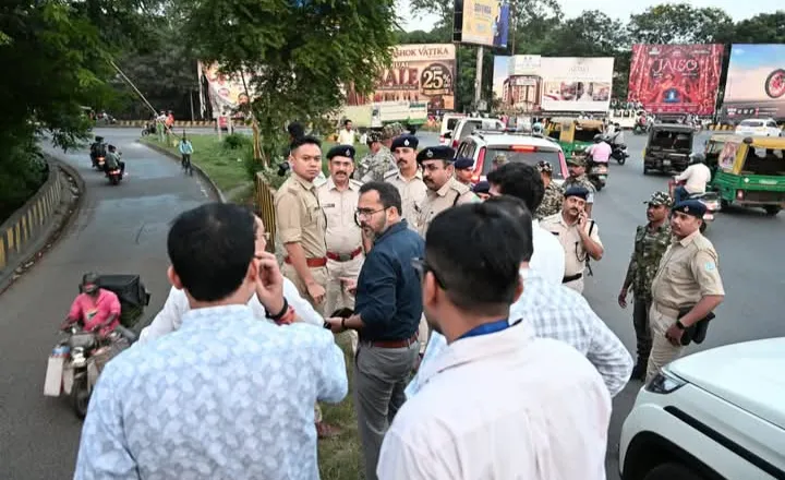 SARAIKELA : दुर्गा पूजा : DC और SP ने किया मार्च, सुरक्षा व्यवस्था का लिया जायजा
