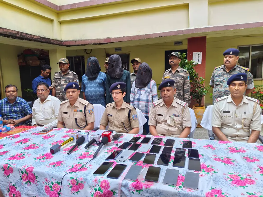 CHAKRADHARPUR : चक्रधरपुर में मोबाइल चोरी गिरोह का भंडाफोड़, तीन आरोपी गिरफ्तार; 21 मोबाइल बरामद