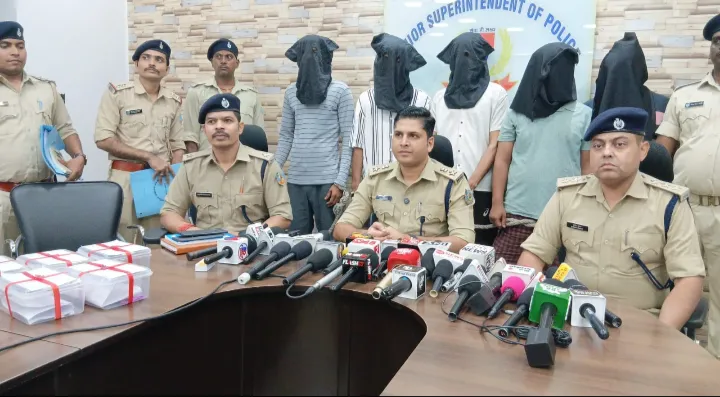 JAMSHEDPUR : परसुडीह, ब्राउन शुगर के अवैध कारोबार पर पुलिस की कार्रवाई, 5 आरोपी गिरफ्तार; 15.76 ग्राम मादक पदार्थ बरामद