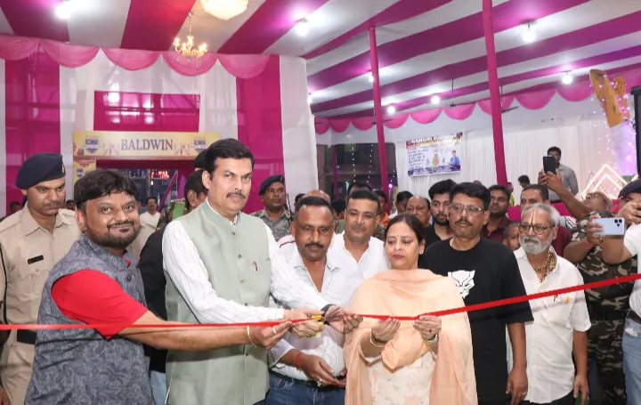 JAMSHEDPUR : पूर्व मंत्री बन्ना गुप्ता एवं मानगो मेयर सुधा गुप्ता ने जमशेदपुर के विभिन्न पूजा पंडालों का किया उद्घाटन