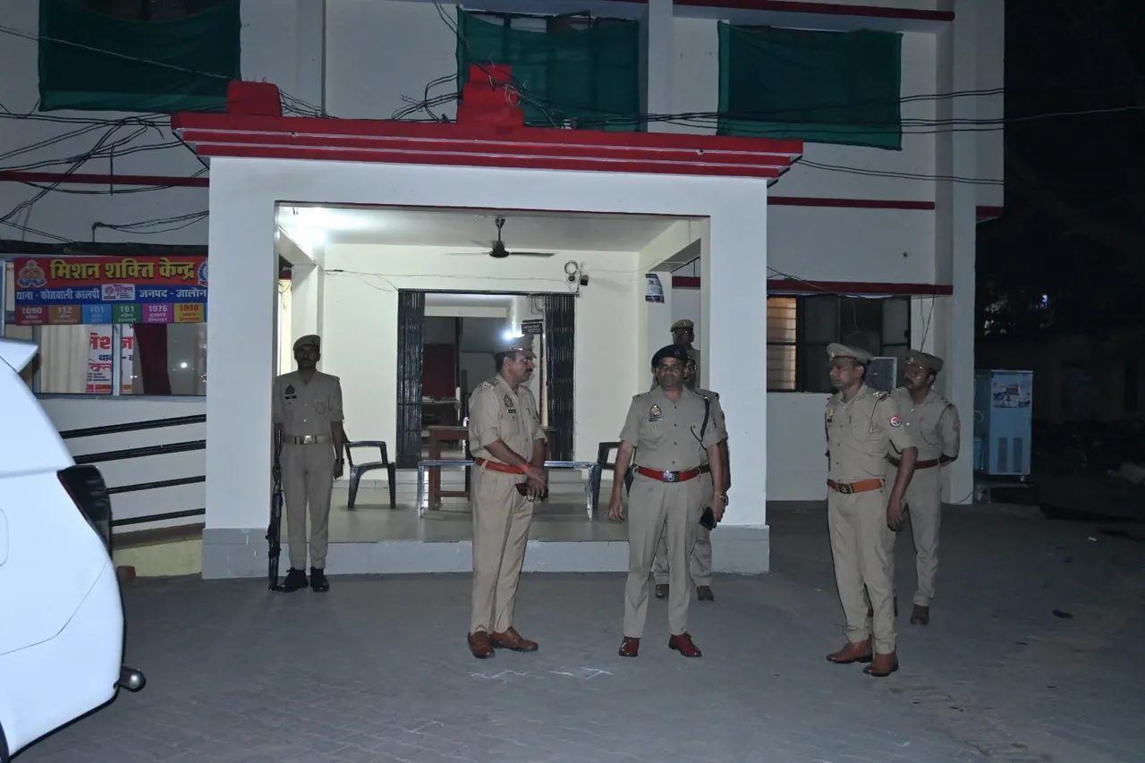 ब्रेकिंग जालौन

देर रात एसपी सुरेश चंद्र रावत ने कोतवाली कालपी का किया आकस्मिक निरीक्षण