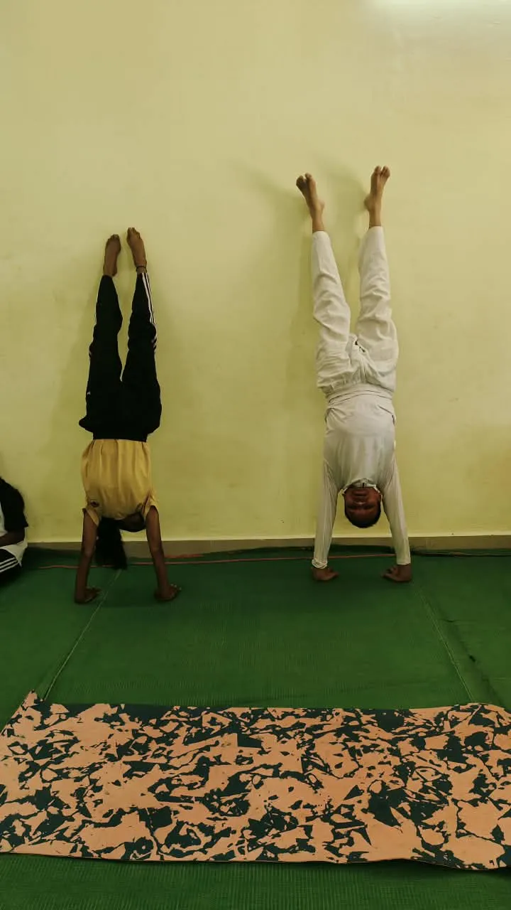 ओलंपिक 2036 के लक्ष्य से दुर्गूकोंदल में योगासन की नई उड़ान, राष्ट्रीय चैंपियन अंजना आचला ने ग्रामीण बच्चों को सिखाए एडव