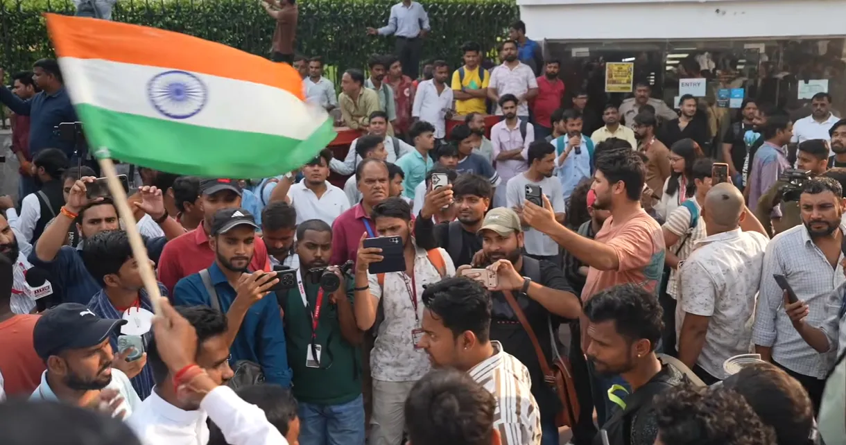Abhijeet Dipke के घर पहुंची Delhi Police, Tiranga March से पहले Central Park बंद, अगला प्लान क्या?