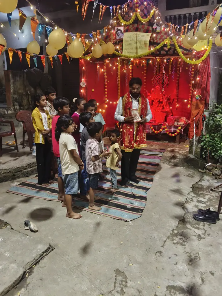 समाजसेवी व सुप्रीम कोर्ट अधिवक्ता 
प्रशांत त्रिपाठी ने सहजनवा विधान सभा के गावों मे मांदुर्गा की पूजा की