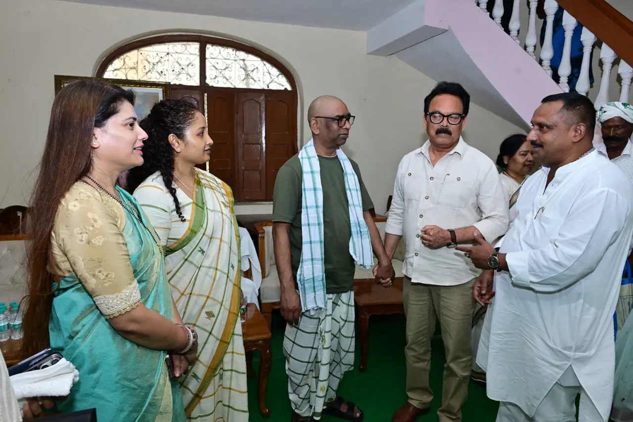 RAMGARH : स्व. रूपी सोरेन के श्राद्धकर्म में शामिल हुए पूर्व मंत्री बन्ना गुप्ता, दी श्रद्धांजलि