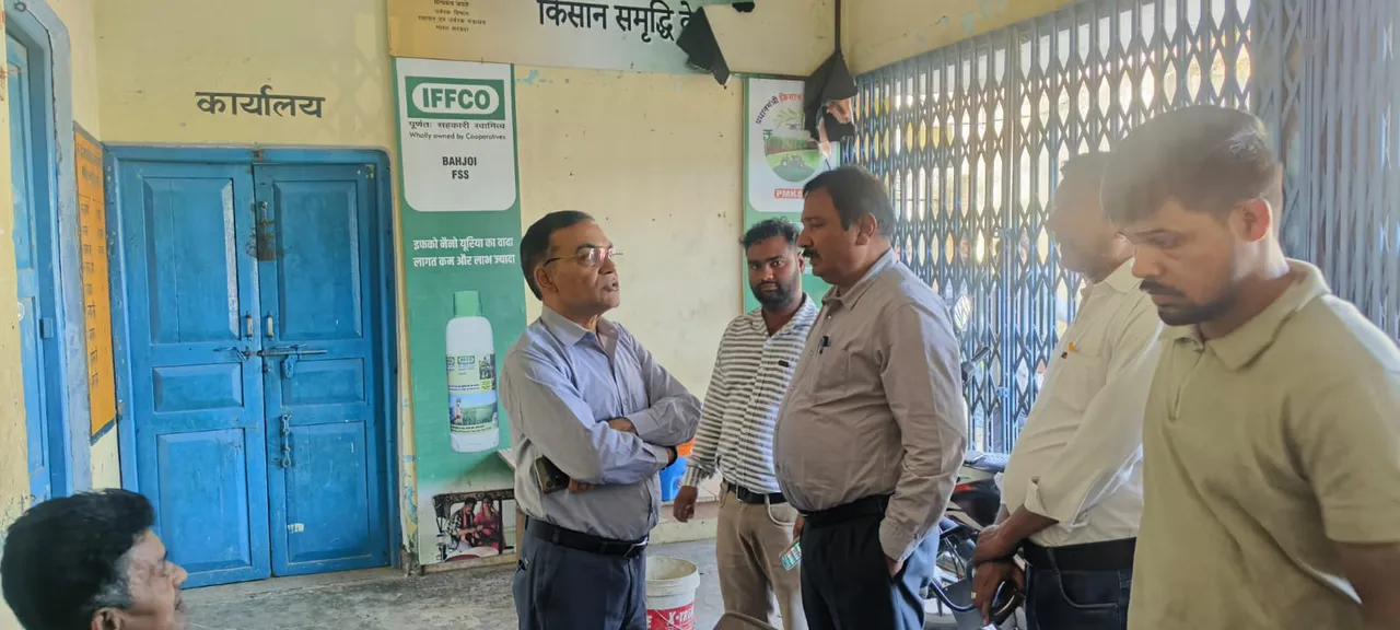खाद केंद्रों पर पहुंचे सीडीओ, किसानों से पूछा कितने में मिल रहा खाद।