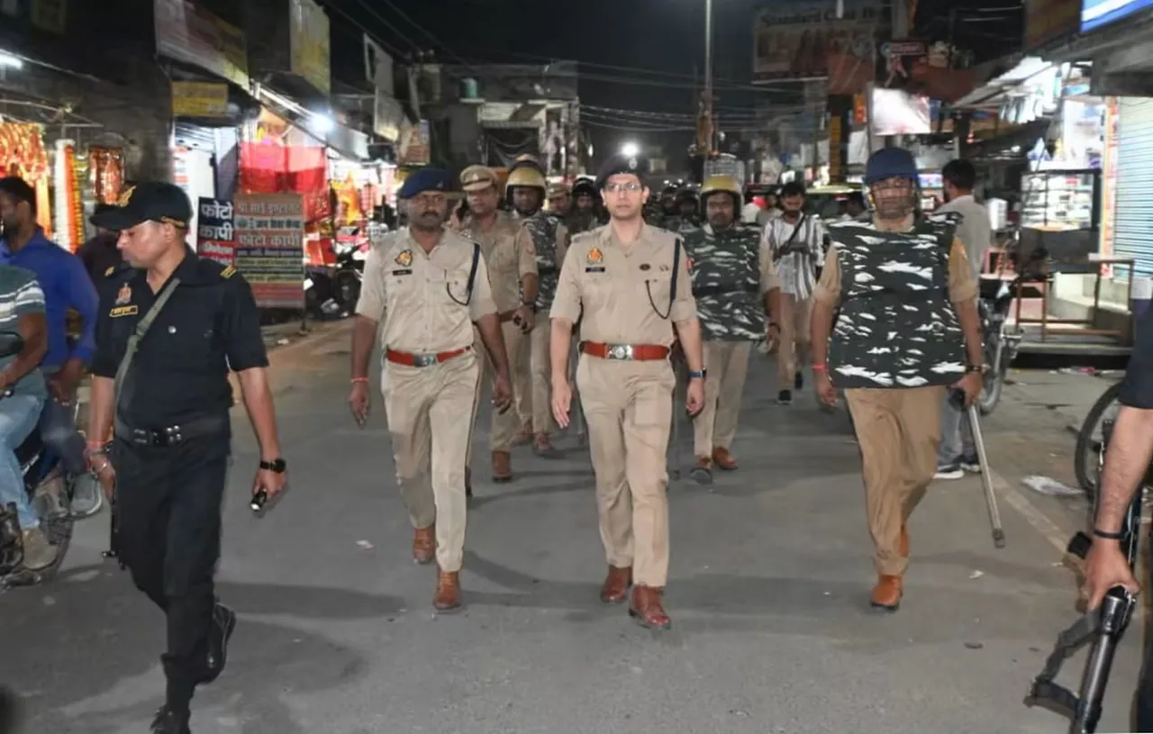 शारदीय नवरात्रि एवं दशहरा पर्व के दृष्टिगत पुलिस अधीक्षक महराजगंज ने किया पैदल गश्त,
