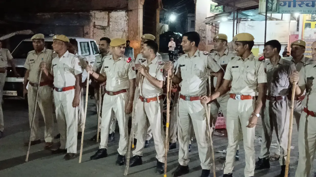 जहाजपुर में त्योहारों और पंचायती राज चुनावों को लेकर पुलिस का फ्लैग मार्च