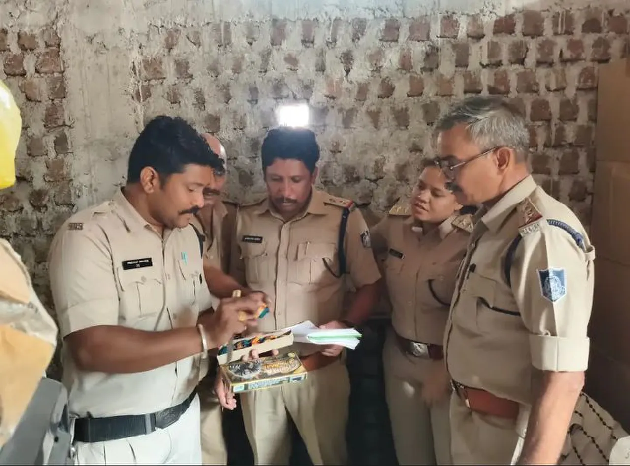 सिंधी कॉलोनी के मकान में अवैध पटाखों का जखीरा बरामद, 140 कार्टन जब्त