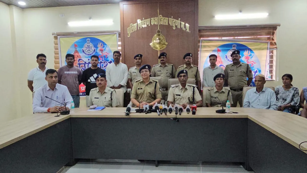 विनय ज्वेलर्स लूटकांड का पर्दाफाश, छह आरोपी गिरफ्तार; 45 लाख के जेवरात और 2.20 लाख नकदी बरामद