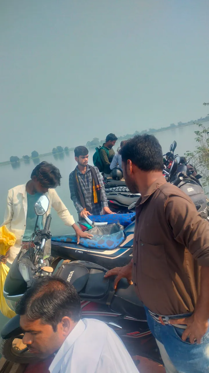 उमरिया मध्य प्रदेश उमरिया: झाल घाट में नियमों को ठेंगा दिखा रही नावें, बिना लाइफ जैकेट यह केवल नाम मात्र की लाइफ जैकेट र