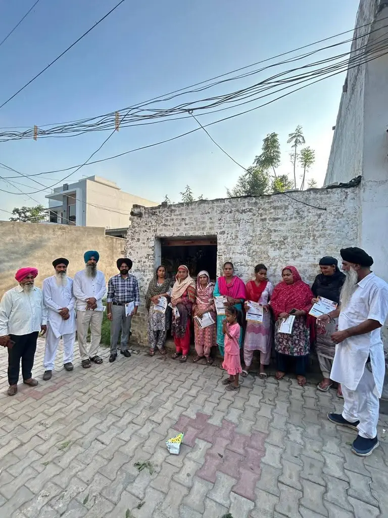 ਬਲਾਕ ਪ੍ਰਧਾਨ ਸਰਦਾਰ ਸੁਖਵਿੰਦਰ ਸਿੰਘ ਮਾਨ ਦੇ ਮੁਨਾਫੇ ਟੂ ਡੋਰ ਕੰਪੇਨ ਕਰਦੇ ਹੋਏ ਸਰਕਾਰ ਵੱਲੋਂ ਕੀਤੇ ਗਏ ਕੰਮਾਂ ਦੀ ਜਾਣਕਾਰੀ ਘਰੋਂ ਘਰ
