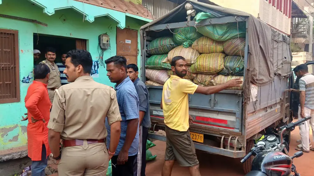 जालौन में दीपावली से पहले गुटखे की खेप पकड़ी, गोदाम के बाहर खड़ी पिकअप से करीब 50 बोरी बरामद