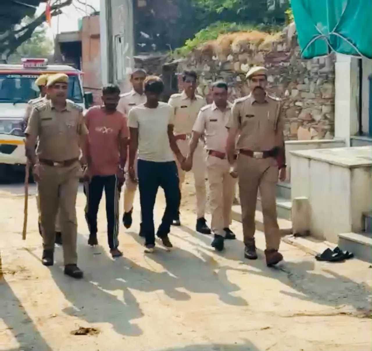 जहाजपुर पुलिस जाप्ते पर ट्रैक्टर चढ़ाकर हत्या के प्रयास का आरोप, दो गिरफ्तार