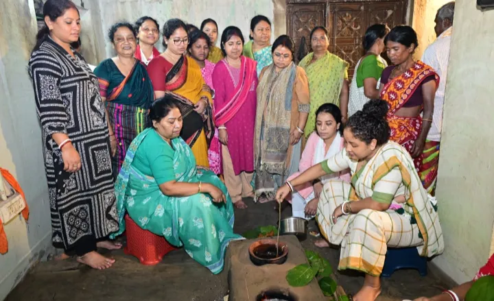 RAJRAPPA : मुख्यमंत्री ने अपनी पूजनीय माता स्व. रूपी सोरेन की अस्थियां रजरप्पा के दामोदर-भैरवी संगम तट पर किया विसर्जित