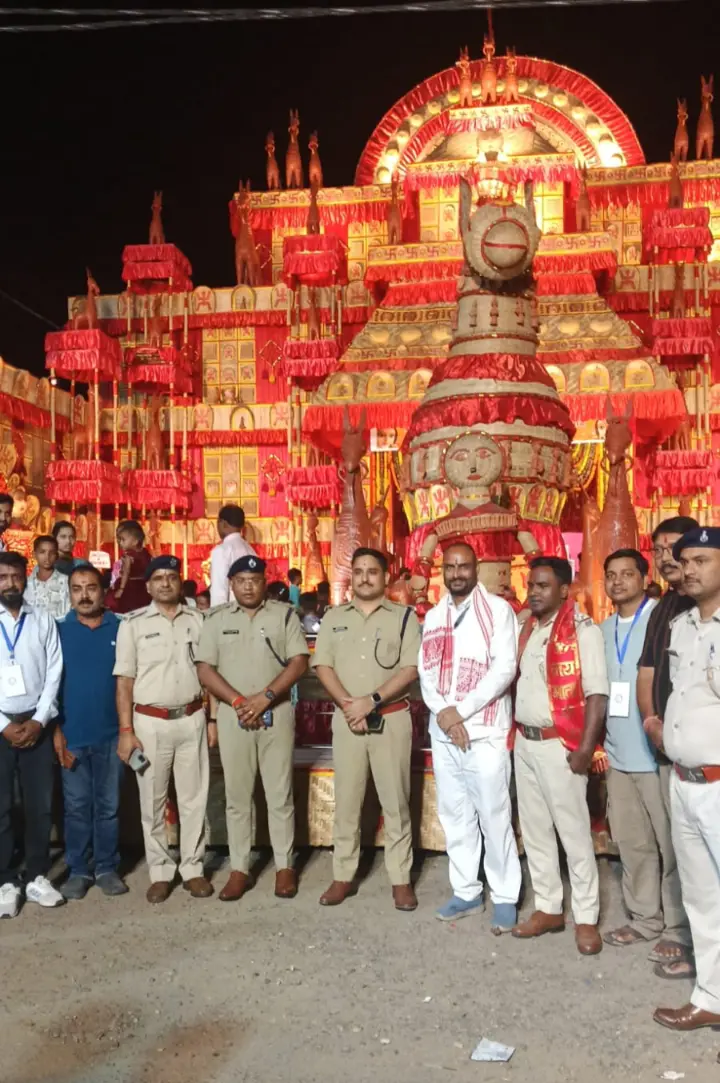JAMSHEDPUR : संवेदनशील दुर्गा पूजा पंडालों का निरीक्षण, ग्रामीण एसपी ने परखी सुरक्षा व्यवस्था