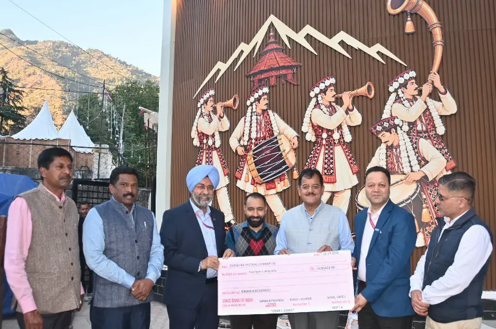 एनएचपीसी ने दशहरा उत्सव समिति को भेंट किया 14 लाख रुपये का चेक