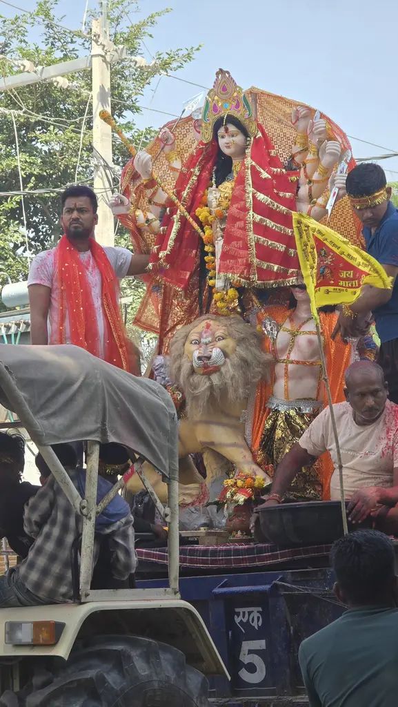 रायबरेली के बेनीमाधवगंज में दशमी पर हवन-पूजन के साथ नवरात्र समापन, भक्तों की उमड़ती भीड़