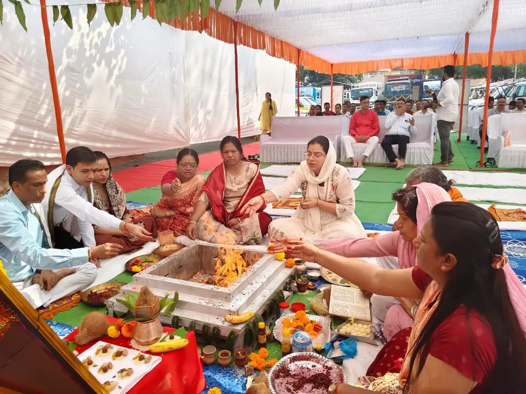 विजयादशमी पर पुलिस लाइन में हुआ शस्त्र पूजन, एसपी विदिता डागर ने विधि-विधान से की पूजा-अर्चना