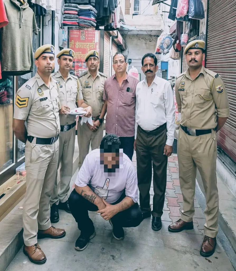 *अंब में रेडीमेड कपड़ों की दुकान में चिट्टा बरामद, 44 हजार की नकदी सहित एक काबू*