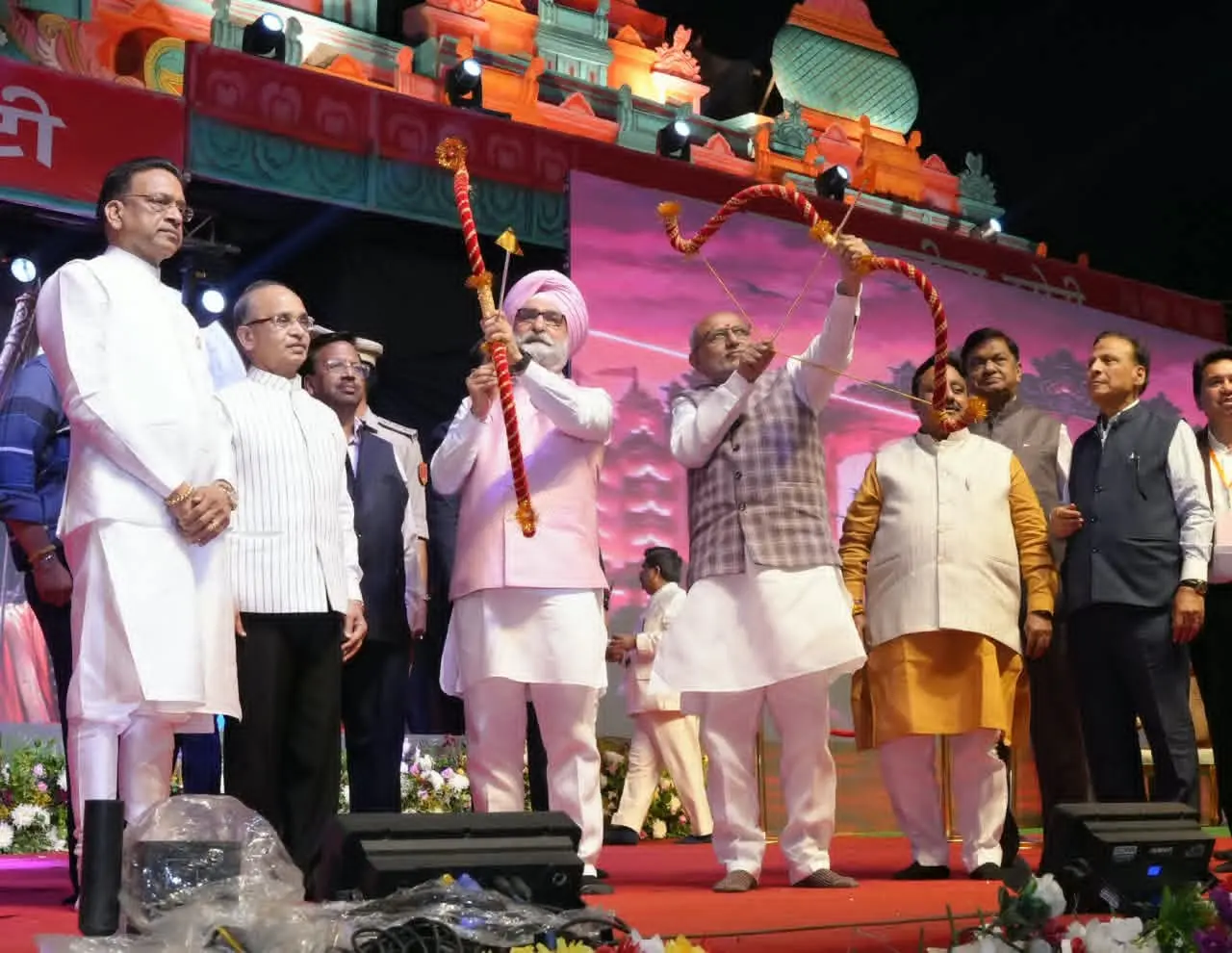 उपराष्ट्रपति सी.पी. राधाकृष्णन ने किया रावण दहन, यामी गौतम और आनंद एल राय ने चलाए बुराई के प्रतीक पुतलों पर तीर