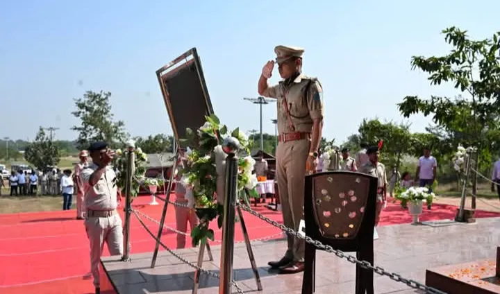 SARAIKELA : पुलिस स्मरण दिवस के अवसर पर वीर शहीद जवानों को भावभीनी श्रद्धांजलि
