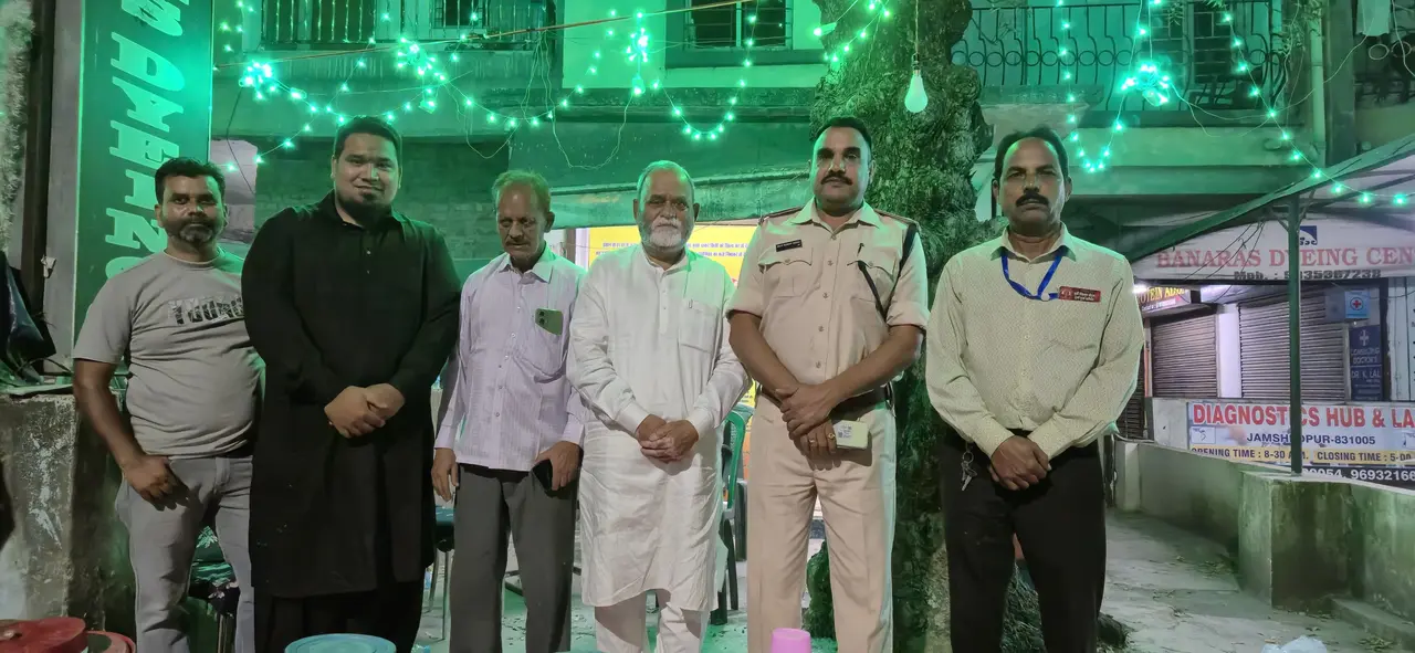JAMSHEDPUR : कदमा में इंसानियत वेलफेयर ट्रस्ट की ओर से दुर्गा पूजा पर शरबत वितरण
