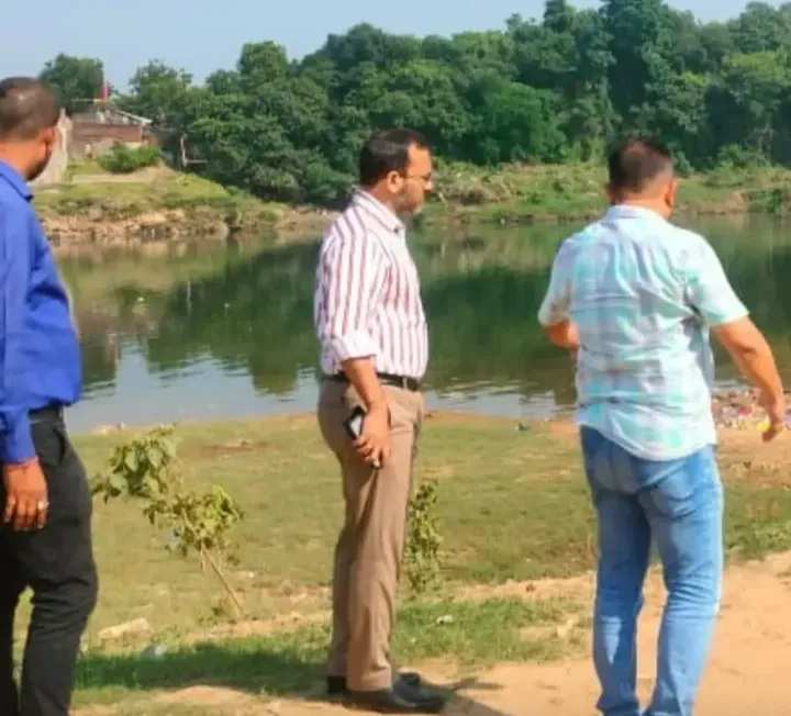 SARAIKELA : जिला उपायुक्त ने आदित्यपुर के विसर्जन घाटों का किया निरीक्षण, सुरक्षा व्यवस्था दुरुस्त रखने के निर्देश