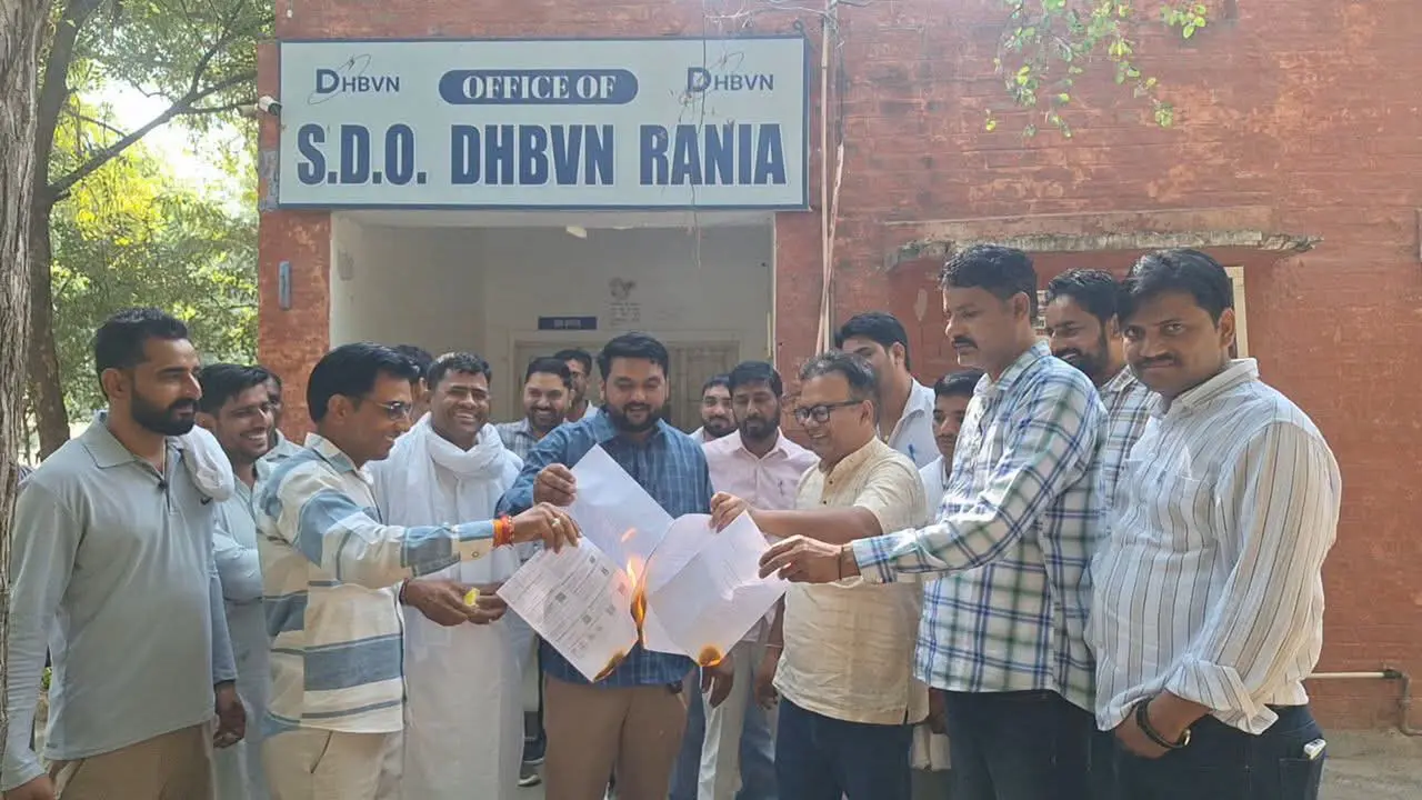 बिजली कर्मचारियों का निजीकरण के खिलाफ प्रदर्शन, आदेशों की प्रतियां जलाकर जताया रोष
