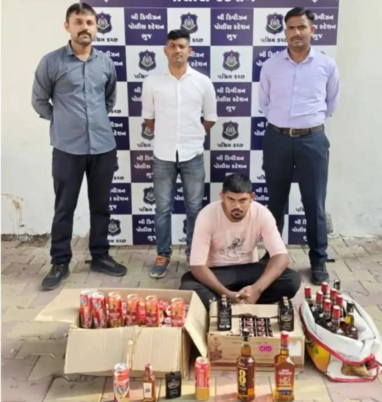 ભુજના રામનગરી વિસ્તારમાં પ્રોવિઝન સ્ટોરની આડમાં દારૂનું વેચાણ ઝડપાયું રૂ.૨૭,૪૭૧નો મુદ્દામાલ જપ્ત