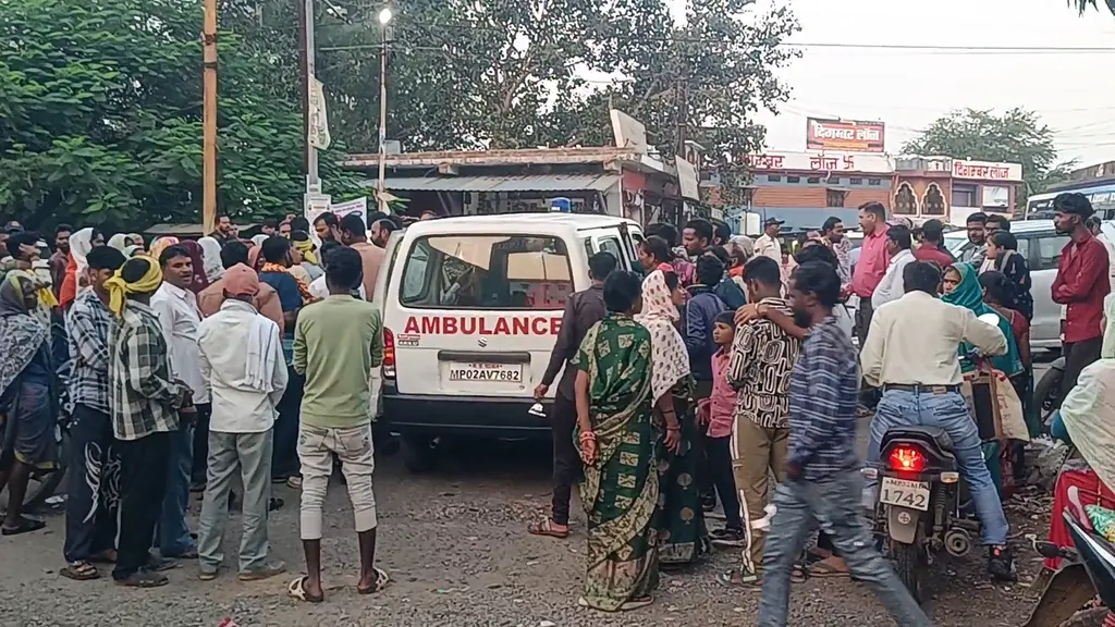 नवविवाहिता की मौत के बाद जिला अस्पताल के सामने चक्काजाम, शव डिंडौरी लाने की मांग पर सड़क पर बैठे परिजन