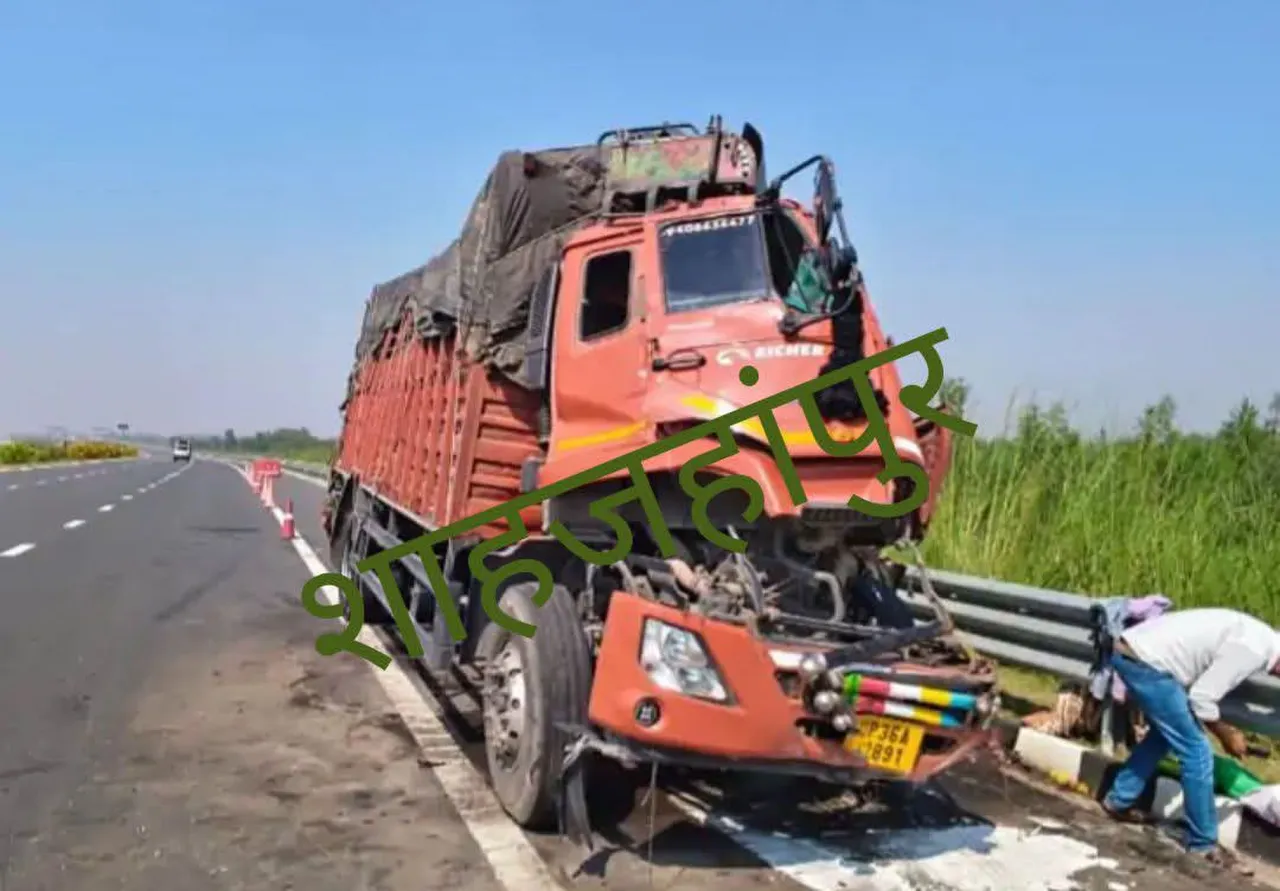 शाहजहांपुर, गंगा एक्सप्रेस वे पर बुधवार सुबह 5 बजे एक तेज रफ्तार डीसीएम ने  मारी टक्कर 21 साल के सलमान की मौत हो गई है