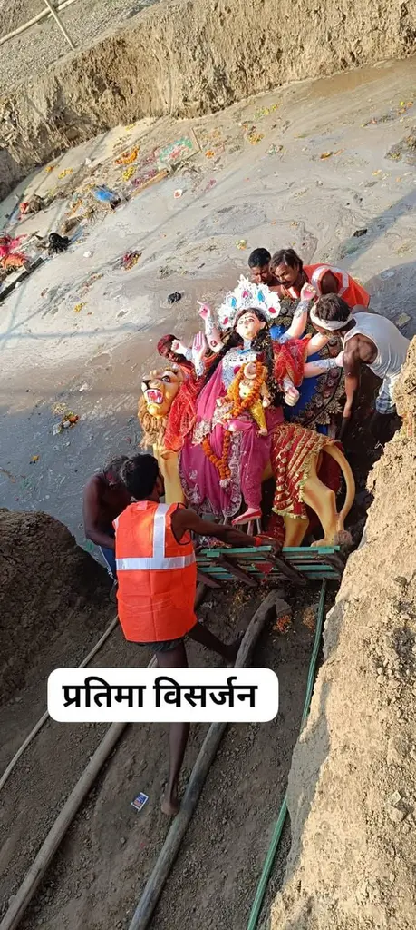*मैया के जयकारों के साथ हुआ देवी प्रतिमाओं का विसर्जन*

*गाजे-बाजे के साथ बिहारी घाट पहुंचे श्रद्धालु*