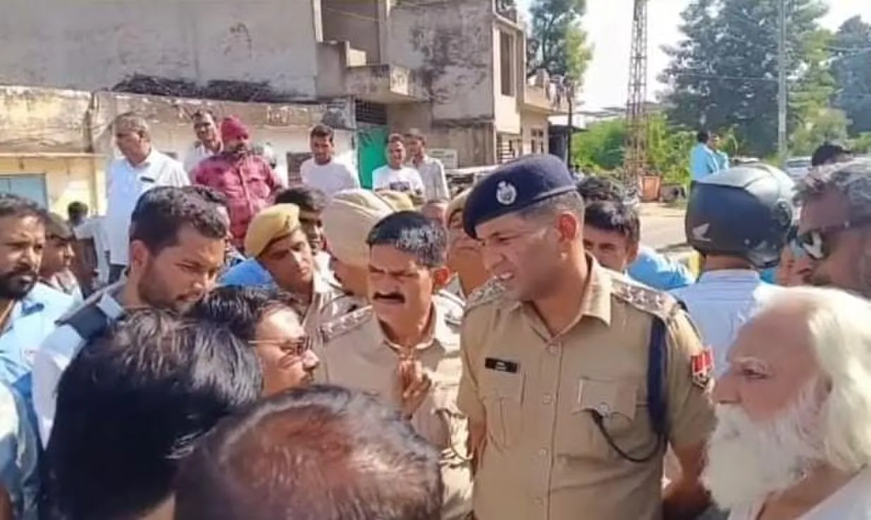 अलवर में रोडवेज बस की टक्कर से महिला अध्यापिका की मौत,आक्रोशित लोगों ने लगाया जाम।