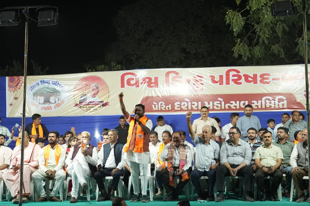 રાજકોટમાં વિશ્વ હિન્દુ પરિષદ અને બજરંગ દળ દ્વારા ભવ્ય 'રાક્ષસ દહન' કાર્યક્રમ: શસ્ત્ર પૂજન, કરતબો અને નશામુક્તિ કાર્યક્રમ