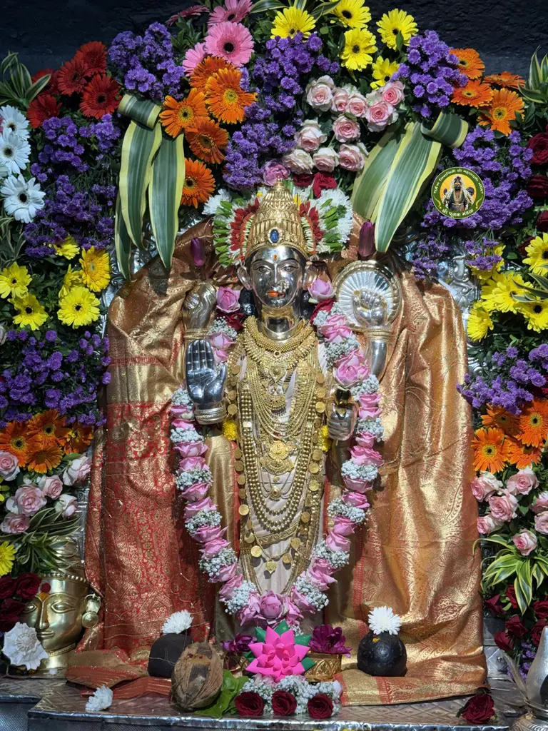 भुईंज येथील प्रसिद्ध नवरात्रोत्सव यात्रेला दुष्काळावर मात करत भाविकांचा महापूर