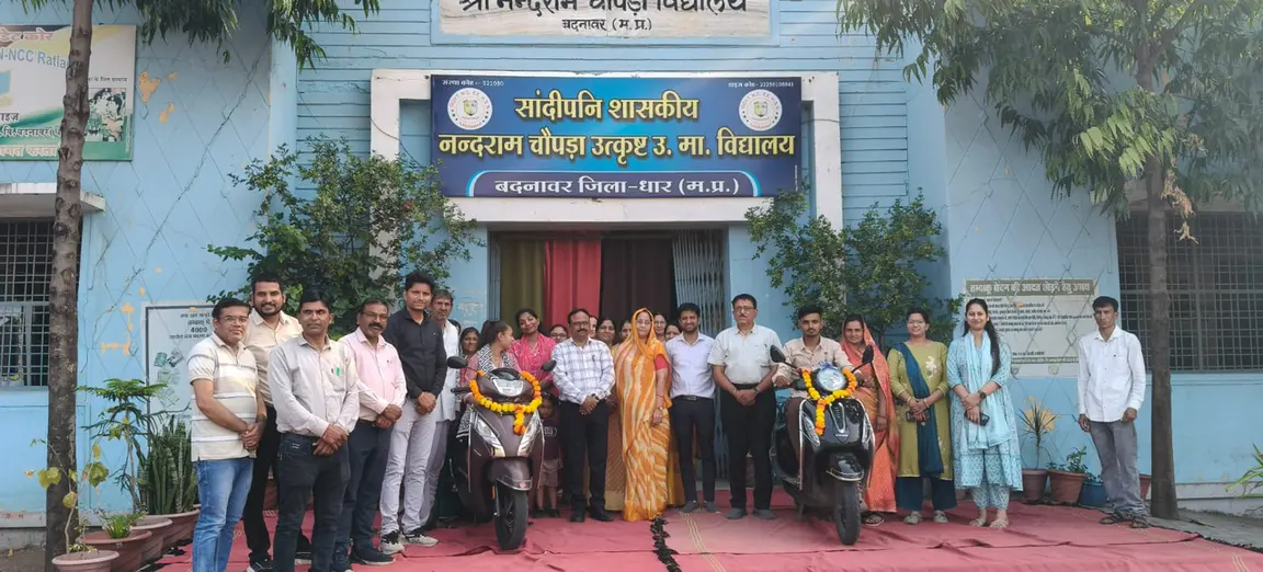 सांदीपनि विद्यालय में मेघावी विद्यार्थी को स्कूटी वितरण का कार्यक्रम संपन्न हुआ