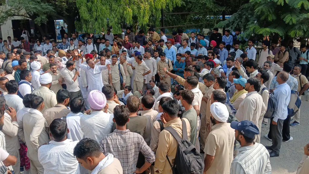 सिरसा में रोडवेज कर्मचारियों का फूटा गुस्सा, बस स्टैंड के दोनों गेटों पर बसें खड़ी कर लगाया जाम