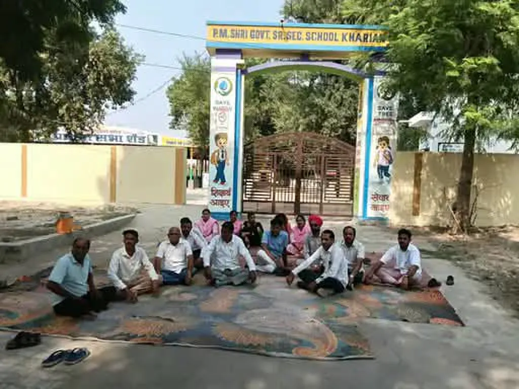 रानियां में पूर्व छात्र पर टीचर की कार के शीशे तोड़ने का आरोप, स्कूल गेट पर ताला लगाकर धरने पर बैठे शिक्षक