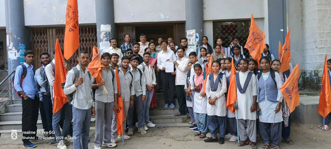 *अभाविप ने विश्वविद्यालय द्वारा घोषित प्रथम वर्ष के परीक्षा परिणाम में व्याप्त गंभीर अनियमितताओं को लेकर कुलगुरु को सौंप