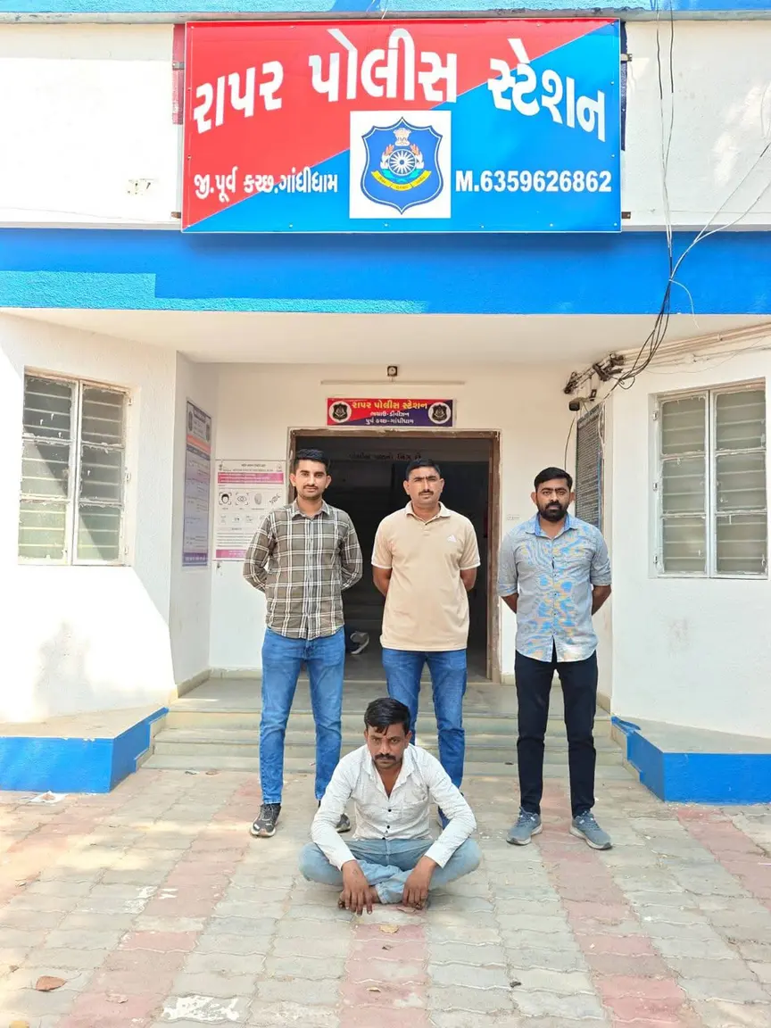 ચોરીના ગુનામાં ૧૦ મહિનાથી નાસતા ફરતા હિતેશભા રામભા ગઢવીને રાપર પોલીસે વડોદરામાંથી ઝડપી પાડ્યો
