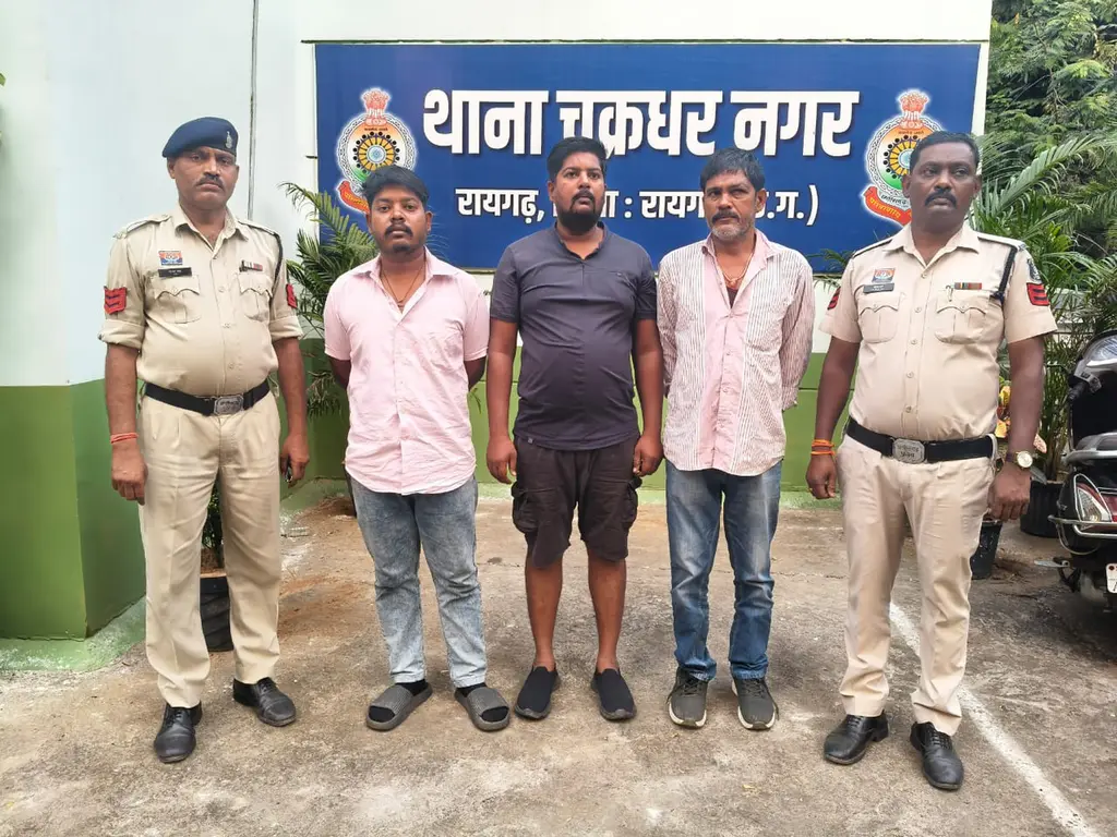 *रायगढ़ पुलिस का सख्त एक्शन: चक्रधरनगर चौक मारपीट मामले में तीन आरोपी गिरफ्तार, दोनों पक्षों पर अपराध दर्ज*