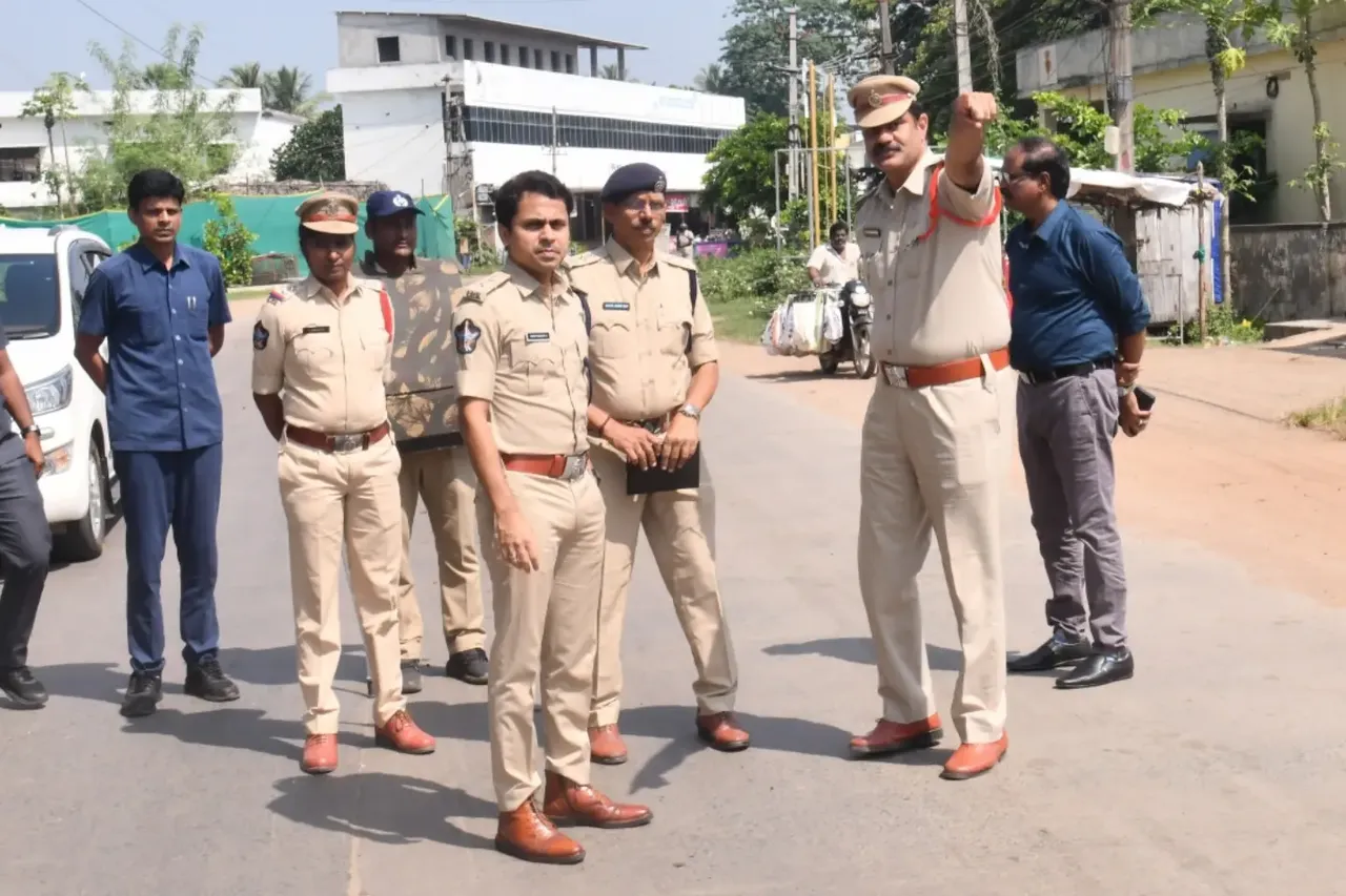 కరప ఎంపీడీవో కార్యాలయం, జిల్లా పరిషత్ కార్యాలయాల్లో పోలీసు బందోబస్తుపై తనిఖీలు