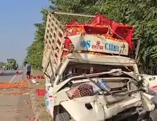 तेज रफ्तार ट्रक ने टमाटर से भरे पिकअप को मारी टक्कर, टमाटर समेटकर ले जाने लगे लोग; घायल चालक मेडिकल कॉलेज में भर्ती