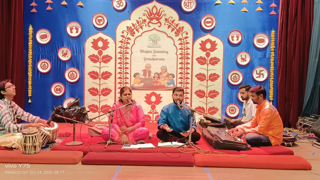 स्टेपिंग स्टोन्स प्ले स्कूल में गूंजे भक्ति के सुर: नन्हे बच्चों ने दादा-दादी संग किया 'भजन जैमिंग'