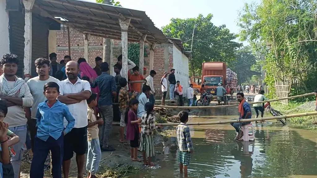 दोस्तियां गांव में जलजमाव से परेशान ग्रामीणों ने किया सड़क जाम, नाला निर्माण की मांग